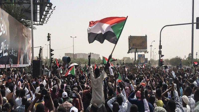 السودان: العسكر يلوّح بالانتخابات والحراك يهدد بالعصيان المدني