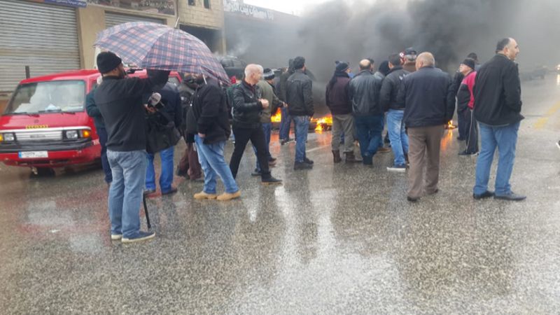 اهالي #سرعين_الفوقا يقطعون طريق بعلبك رياق احتجاجا على انقطاع #التيار_الكهربائي