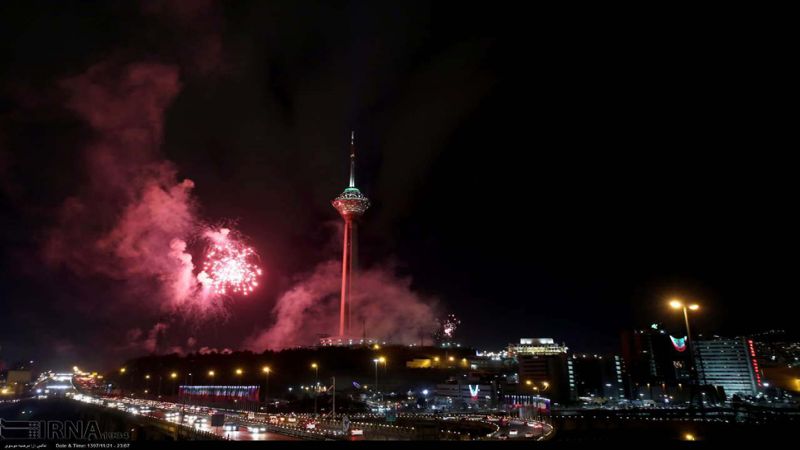 بالصور: هكذا تزينت سماء طهران في الذكرى الأربعين للانتصار