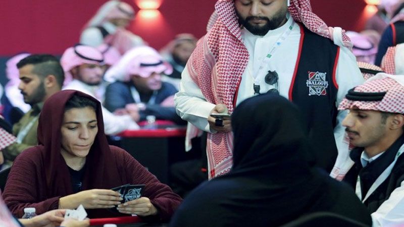 السعوديات يُشاركن في ألعاب القمار