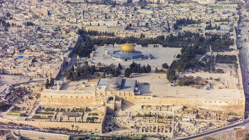 مجدّدًا فلسطيني يطرد مُطبّعًا إماراتيًا: برّا يا زبالة