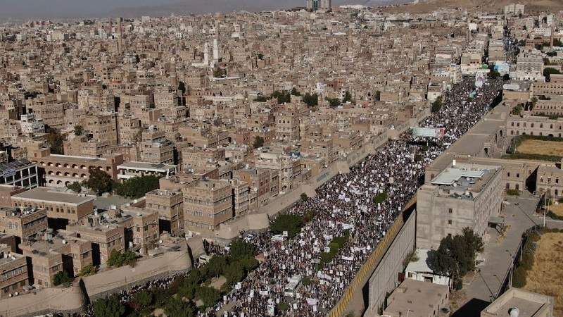 ملايين اليمنيين يحتشدون في مظاهرات ضدّ غطرسة أميركا وإرهابها