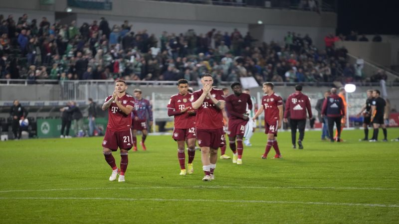 بايرن ميونخ ينتصر بعشرة لاعبين ويعزز صدارته للدوري الألماني