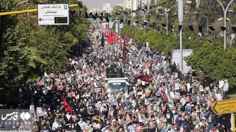 الإيرانيون يُشيّعون شهداء جريمة شيراز واللواء سلامي يتوعّد زارعي الفتنة