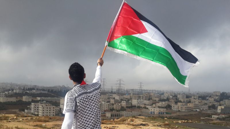 أمر بإنزال الأعلام الفلسطينية من كل مكان عام في كيان العدو