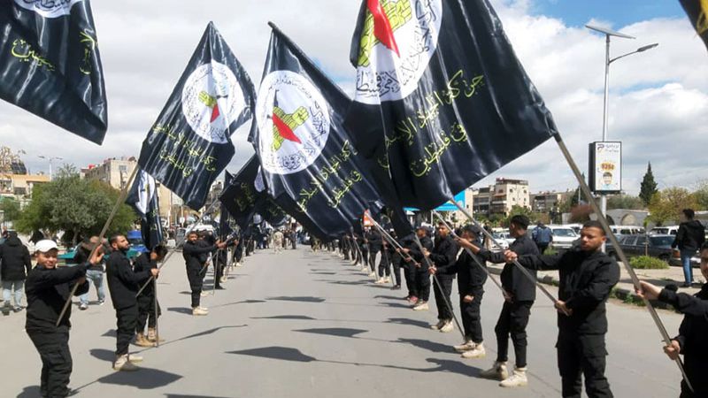 الشهيد الأسود إلى مثواه الأخير في مخيم اليرموك.. والفلسطينيون على العهد باقون