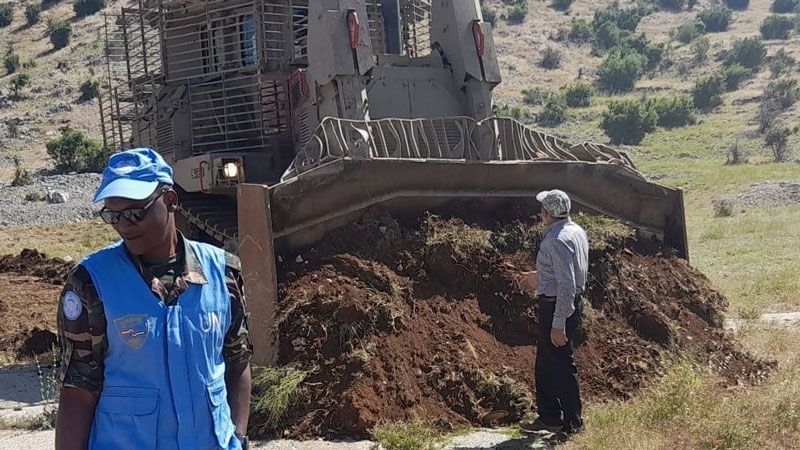 بالصورة.. موقف بطولي لراعٍ لبناني يتصدّى بجسده لجرافة &quot;إسرائيلية&quot; في كفرشوبا