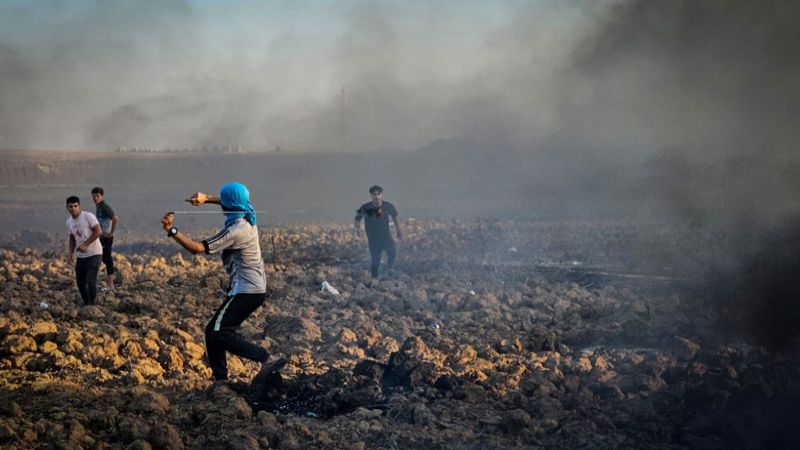 الاحتلال يصيب عشرات الفلسطينيين ويقصف مواقع لـ&quot;حماس&quot;