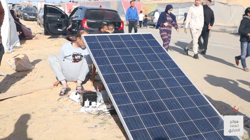 بالفيديو: مُبادرة متواضعة في رفح لشحن هواتف النازحين من أبناء غزة