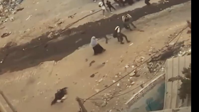 فيديو: قناص بجيش الاحتلال يردي سيدة فلسطينية ترفع راية بيضاء مع  نازحين وسط غزة