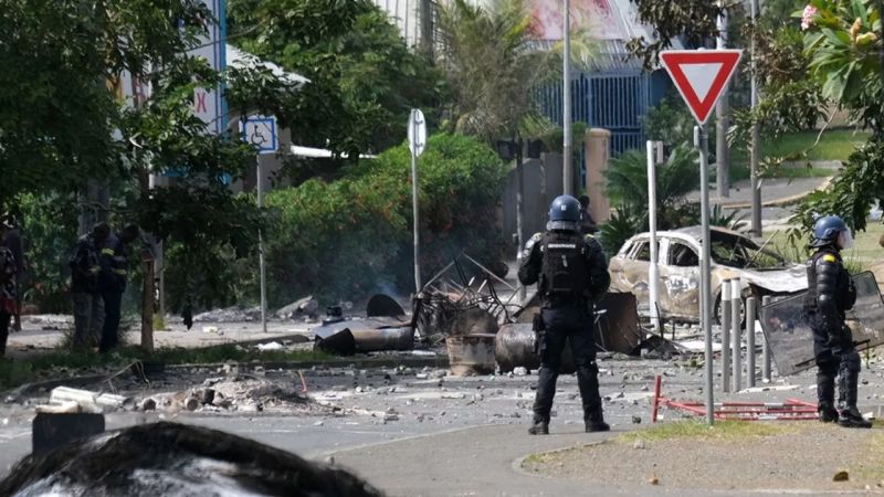 قتلى وجرحى في كاليدونيا الجديدة.. وماكرون يعلن &quot;الطوارىء&quot; بعد مطالبات بالاستقلال