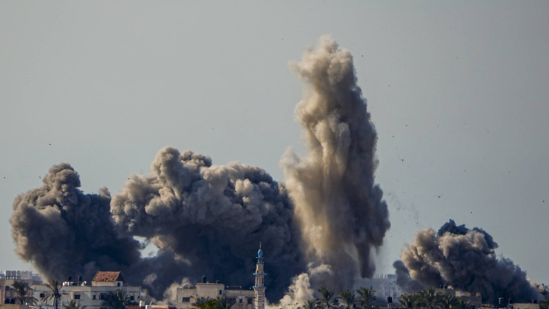 فلسطين المحتلة| شهيدان وجرحى نتيجة قصف العدوّ فجر اليوم على منزل يعود لعائلة حجاب في مخيم البريج وسط قطاع غزّة