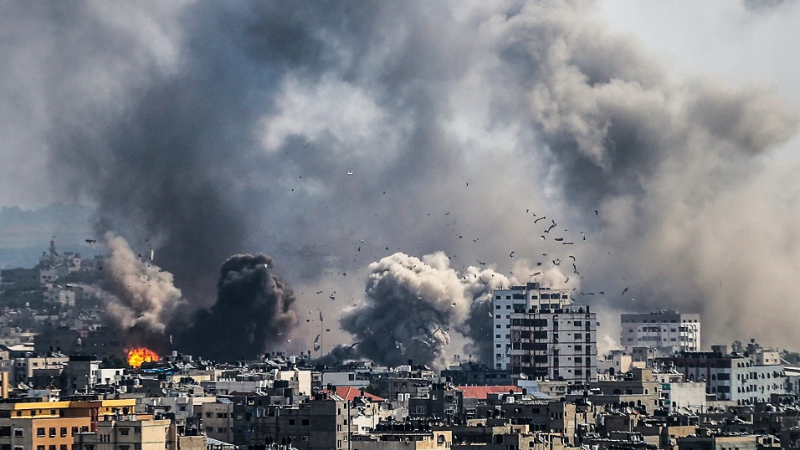 فلسطين  المحتلة| شهيد وجرحى بغارة جوية "إسرائيلية" استهدفت منزلًا وسط مخيم البريج وسط قطاع غزّة