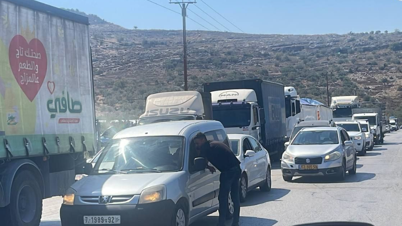 فلسطين المحتلة| الاحتلال يشدّد من إجراءاته وينكّل بالأهالي على حاجز دير شرف غرب نابلس