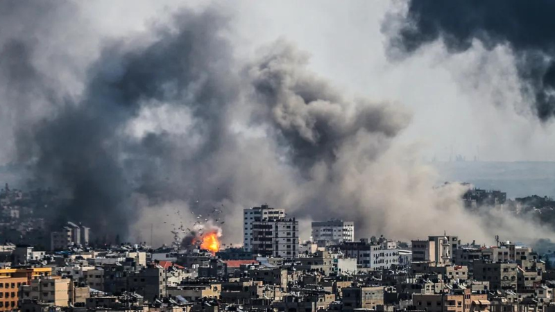 فلسطين المحتلة| قصف مدفعي صهيوني مكثف يستهدف مناطق متفرقة في بيت لاهيا شمال غزة