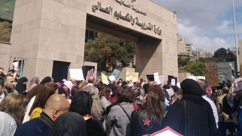 لبنان| حراك المعلمين المتعاقدين لوزير التربية: إما إنهاء مراسيم قرار رفع أجر الساعة وإما الإضراب المفتوح