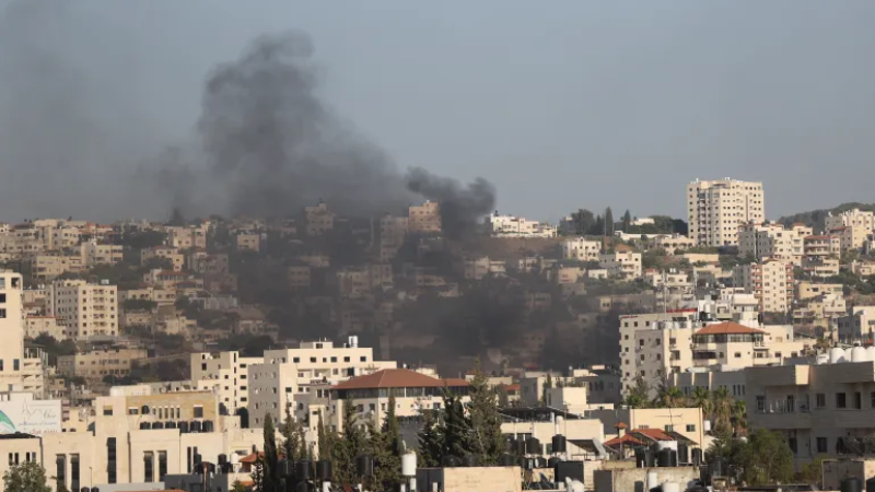 فلسطين المحتلة| مدفعية الاحتلال تستهدف منزلًا شرقي منطقة أبو العجين شرقي دير البلح  وسط قطاع غزة