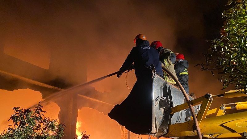 لبنان| الدفاع المدني: إخماد النيران داخل مستودع لتخزين المحروقات في وادي خالد وانتشال جثة عامل ونقل مصاب إلى المستشفى