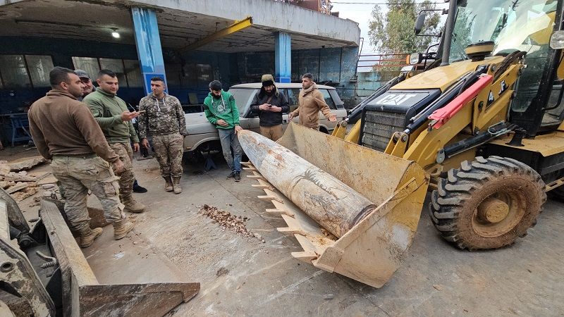 لبنان| الجيش اللبناني يسحب قنبلة تزن حوالي الطن من مخلفات العدوان الصهيوني في بلدة سحمر