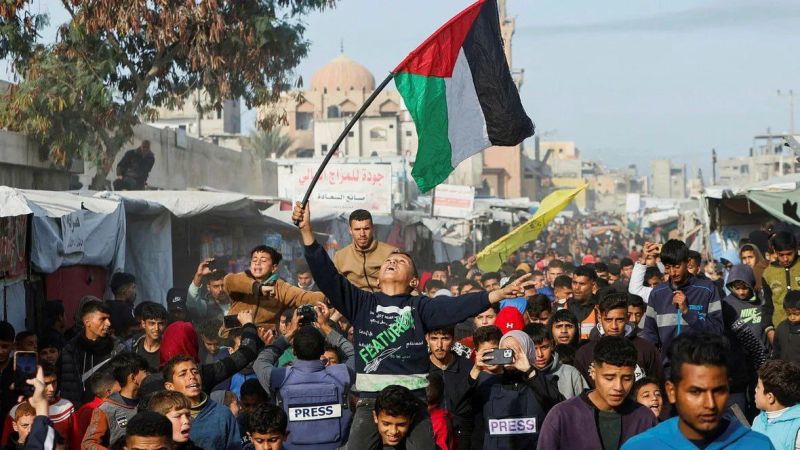 فلسطين المحتلة| أهالي غزّة يحتفلون أثناء عودتهم إلى منازلهم بعد سريان وقف إطلاق النار