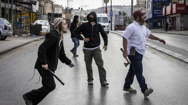 فلسطين المحتلة| مستوطنون يهاجمون مدرسة فلسطينية على أطراف بلدة بورين جنوب نابلس ويحطمون مركبة حارس المدرسة ويطاردونه