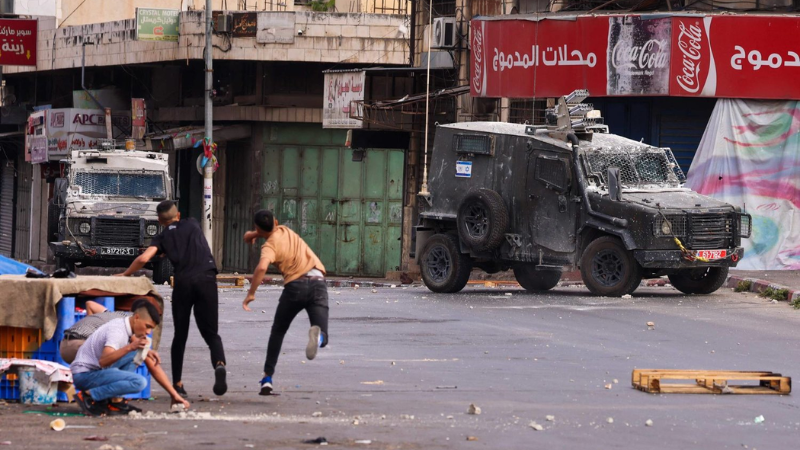 فلسطين المحتلة| اندلاع مواجهات في بلدة بيت أمر شمال الخليل في الضفة المحتلة